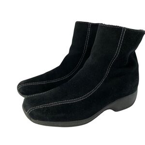 Clarks 7.5 Suede comfort ankles boots Black w/contrasting stitching